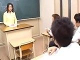 La profesora es follada en clase por todos sus alumnos 