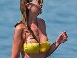 La madura española Olvido Hormigos en bikini en Marbella