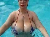 Ver a la gorda de mi tía en la piscina es un espectaculo