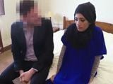 Le da dinero a una mujer árabe para poder follar con ella