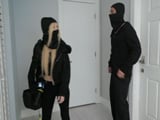 Se cuelan en un apartamento con la intención de robar ... !! - Sexo Fuerte