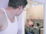 Mamá masturbándose encima de la lavadora, no me lo creo