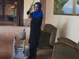 La chica de la limpieza del hotel es una joven árabe sexy 