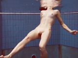 La joven se mete en la piscina desnuda, que coñito rico