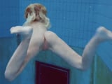 Se mete desnuda en la piscina y menudo coño tiene - Desnudas En El Agua