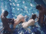 Que bien se lo pasan estas chicas en la piscina - Jovencitas